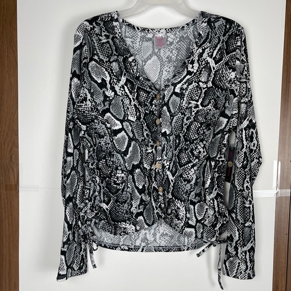 Snakeskin Print Long Sleeves Ruchet Sides Top junior’s Size XXXL (21) - Picture 4 of 10